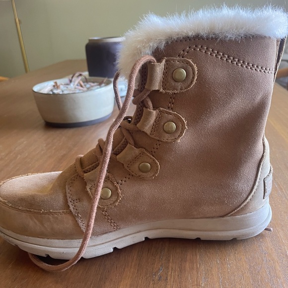 Sorel Tan Winter Boots with White Fur Trim - Picture 5 of 8